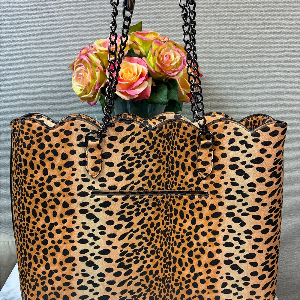 Betsey Johnson Leopard XOTOTE-L BM30065 Tote Bag - NWT w/ Bonus Studded Pouch - Picture 4 of 10